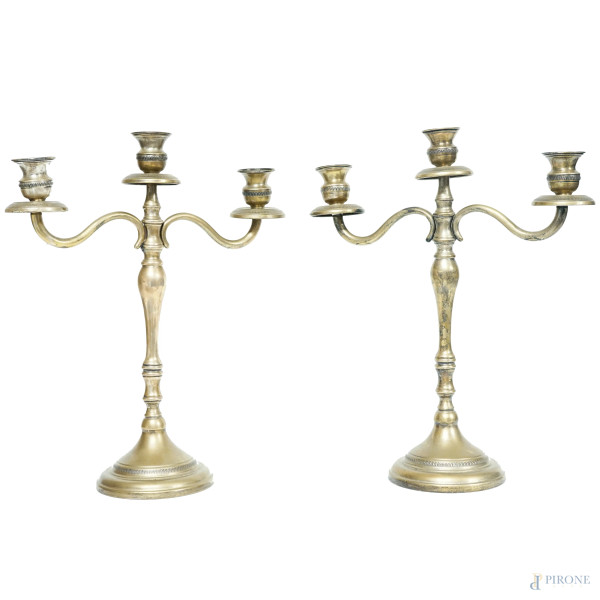 Coppia di candelabri in argento a tre braccia, Italia, XX secolo, altezza cm 39, peso netto gr. 650 circa (difetti)