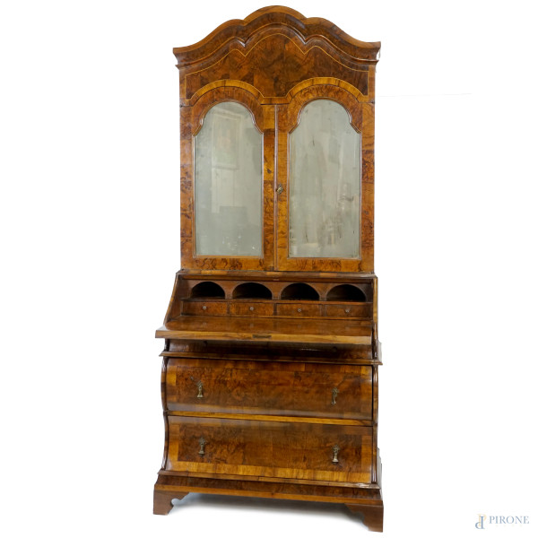 Trumeaux in noce e radica di noce con filetti intarsiati in bosso, a quattro cassetti e sportello...