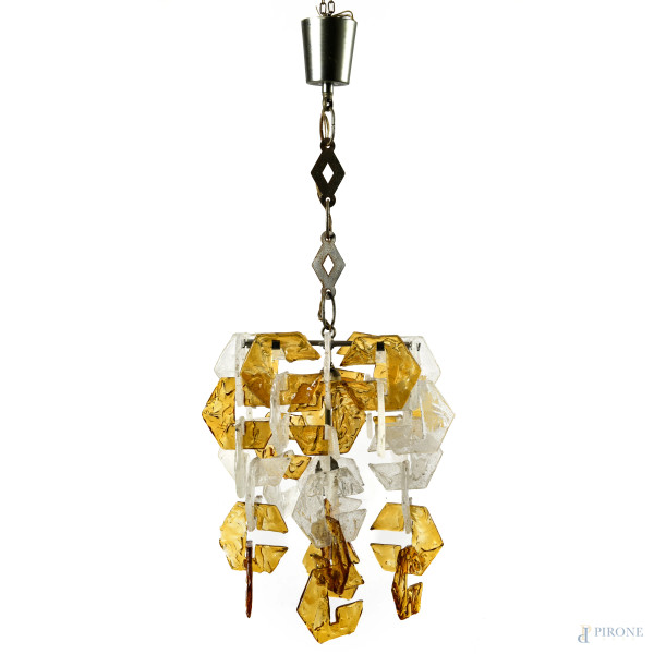 Lampadario con struttura in metallo ed elementi in vetro di Murano nei toni dl bianco e dell'ambra, XX secolo, cm 120x28x28, (segni di usura)