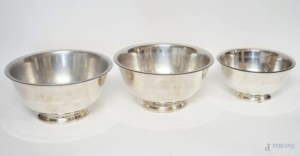 Tre coppe in metallo argentato, XX secolo, misure max cm 13x26