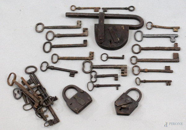Lotto di ventotto chiavi e tre serrature in ferro di epoche diverse.