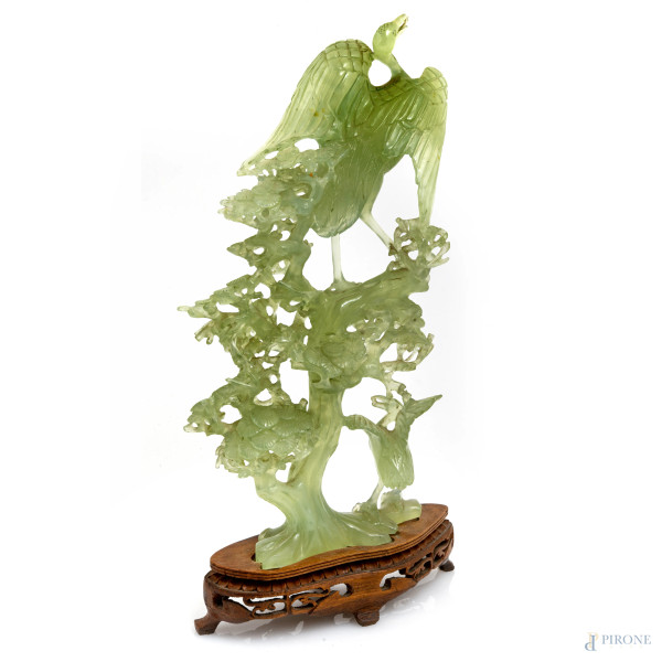 Lotto di due sculture in giada raffiguranti albero con aironi su basi in teak, XX secolo, altezza...