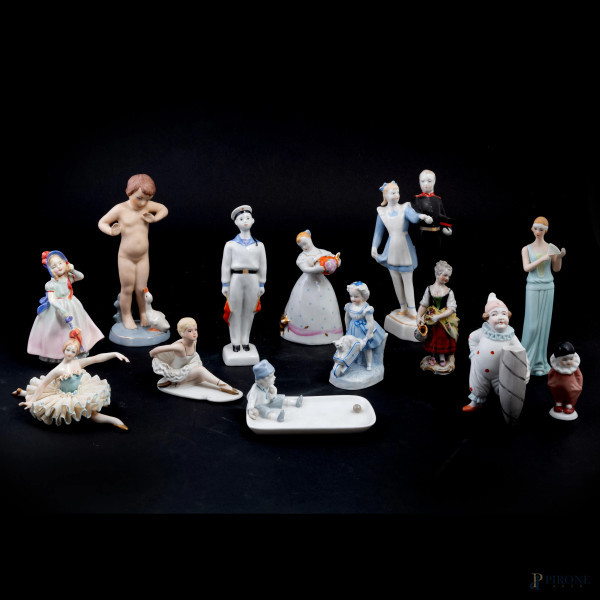 Lotto di sculturine in porcellana e bisquit di varia foggia e manifattura, XX secolo, altezza massima cm 18,5, (segni di usura, rotture, restauri, mancanze, sbeccature, difetti)