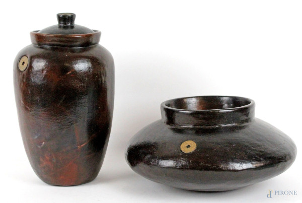 Lotto di un recipiente ed un vaso in ceramica Lombok, altezza max cm 29, XX secolo