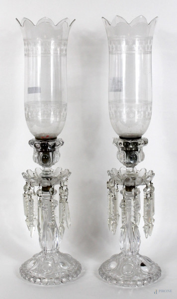 Coppia di candelieri in cristallo, altezza cm. 55 (mancante di una goccia, lievi sbeccature)