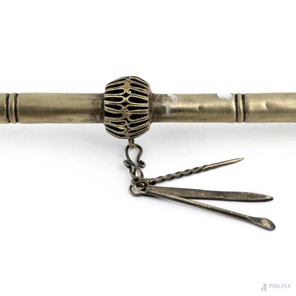 Lotto di sette pipe mediorientali in metallo, XX secolo, lunghezza massima cm 38, (segni di usura...