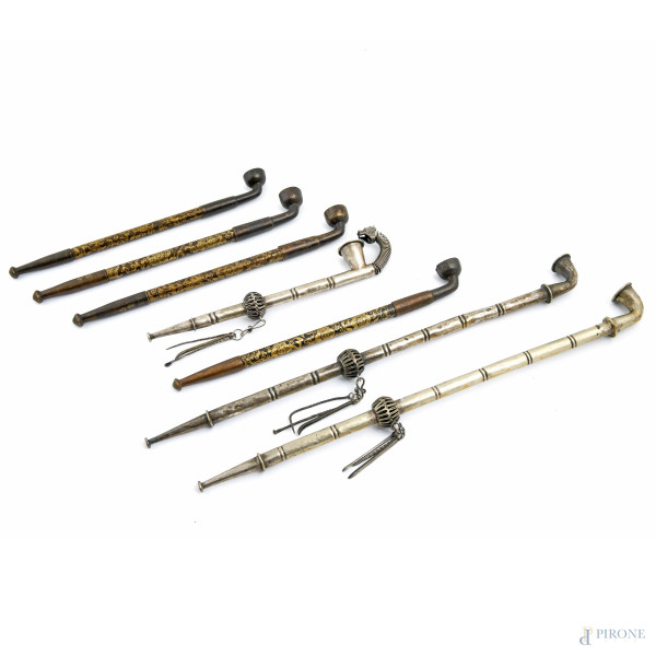Lotto di sette pipe mediorientali in metallo, XX secolo, lunghezza massima cm 38, (segni di usura, difetti)