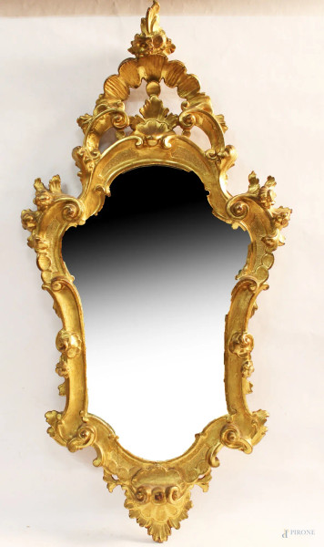 Coppia di specchiere di linea centinata in legno intagliato e dorato, XIX sec, cm 91 x 45.