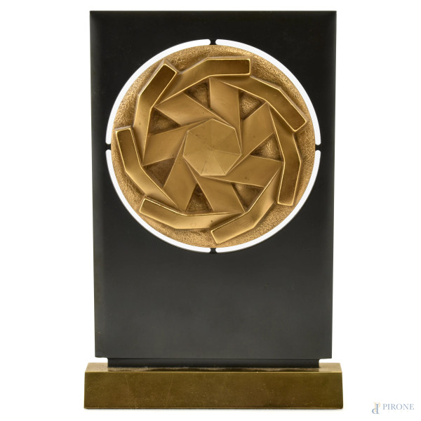 Il Sole, scultura in bronzo e metallo, altezza cm 24, firmata, (segni di usura, difetti)