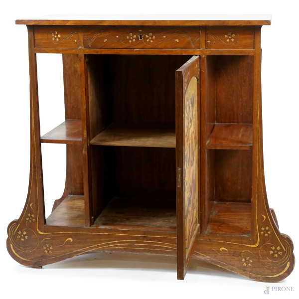 Mobile in stile Liberty in legno impiallacciato con decori floreali incisi e sportello centrale d...