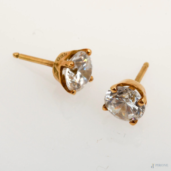 Orecchini in oro 18 kt con zirconi, peso gr 1,4