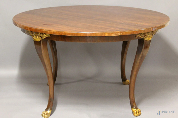 Tavolo di linea tonda in noce, di linea Luigi XVI,h 78 cm, diam 135 cm.