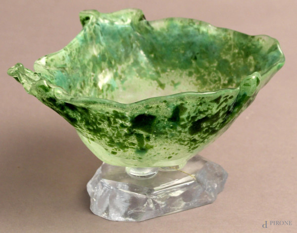 Alzatina in vetro verde, poggiante su base, H 11 cm.