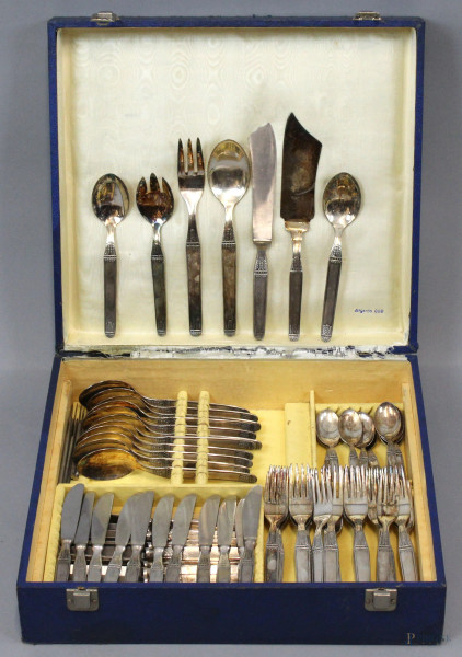 Servizio di posate in metallo argentato, composto da 21 forchette,  12 coltelli, 13 cucchiai, 11 coltelli piccoli, 5 posate da portata, 10 cucchiaini, (servizio incompleto)