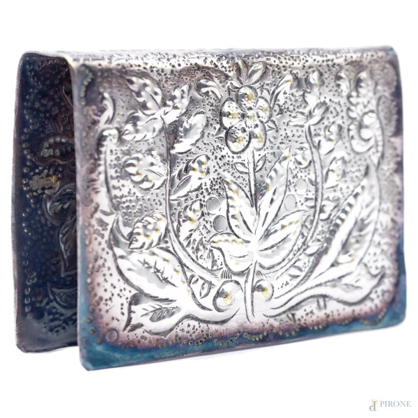 Scatola portafiammiferi in metallo argentato cesellato con decori floreali, cm 6,5x4,5
