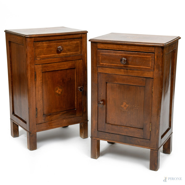Coppia di comodini in legno intarsiato con cassetto e sportello al fronte, XX secolo, cm 68,5x42x30,5, (segni di usura, scalfiture, difetti)