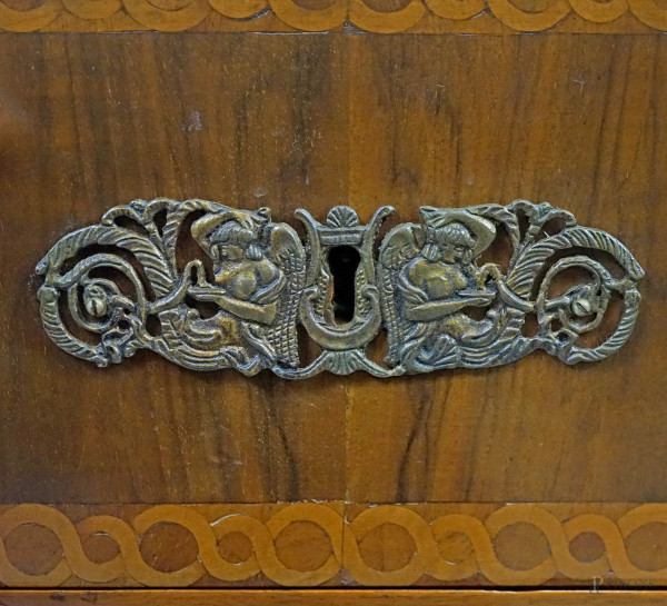 Cassettiera in noce a tre cassetti con decori intarsiati in varie essenze, inserti in metallo dor...