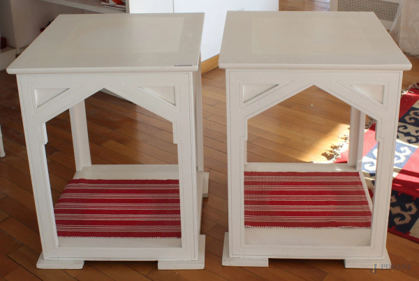 Coppia tavolini quadrati in legno laccato bianco, altezza 70x55x55 cm.