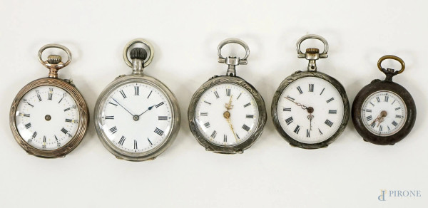 Lotto di cinque orologi da tasca con casse in argento e metallo argentato, XIX secolo, diam max cm 3,5, (meccanismi da revisioanre)