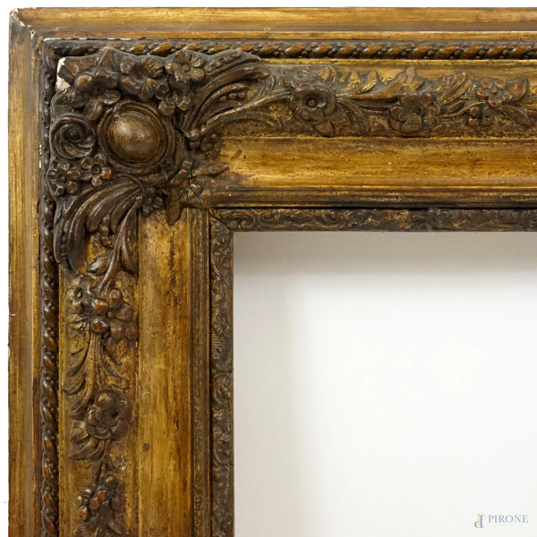Cornice del XIX secolo in legno e pastiglia dorati, ingombro cm 80x103, battuta cm 59,5x83, (dife...