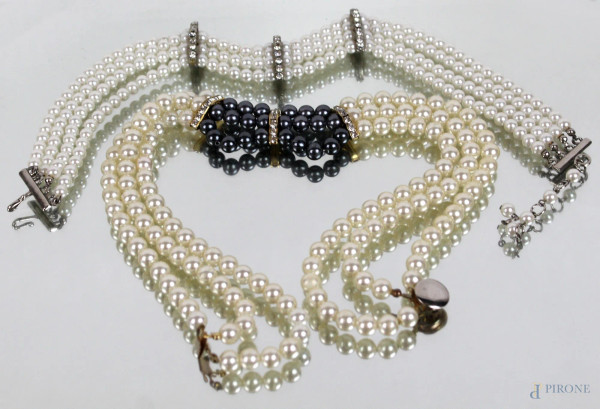 Lotto di due collane di bigiotteria a tre fili di perle sintetiche con applicazioni in metallo e strass, lunghezza max cm. 42