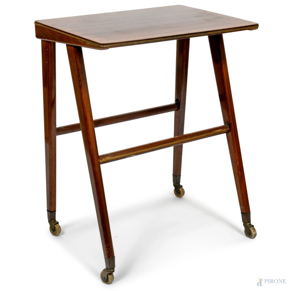Tavolo da scrittura in stile Gio Ponti con gambe raccordate a coppia e rotelle, cm 81x65x45, (difetti)