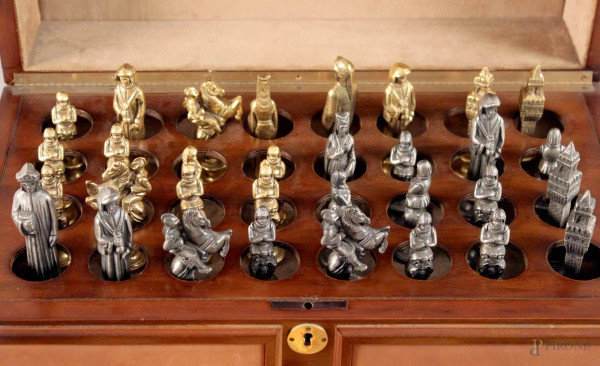 Scacchi in metallo argentato e dorato completi di custodia originale, altezza scacchi cm. 10,5, scatola cm. 20x45x25.