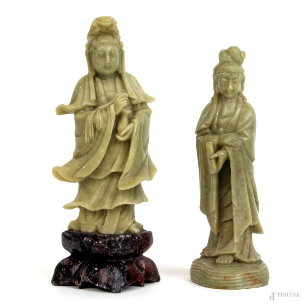 Lotto composto da due sculture di guanyin in pietra saponaria, alt. max cm 15, arte orientale, XX secolo.