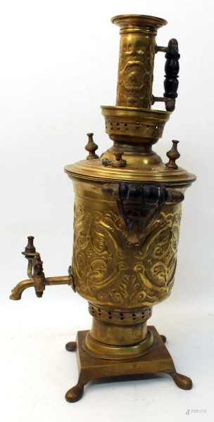 Samovar russo in ottone sbalzato, fine XIX sec., H 49 cm.