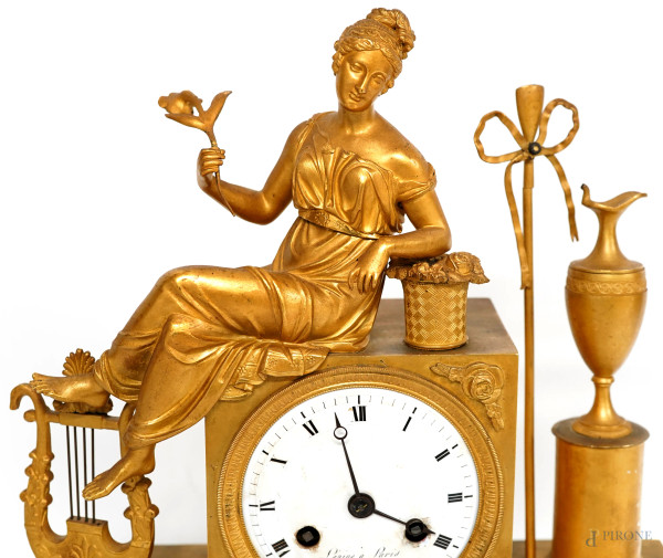 Orologio da mensola in bronzo dorato, stile Impero, fine del XIX secolo. Quadrante a smalto bianc...