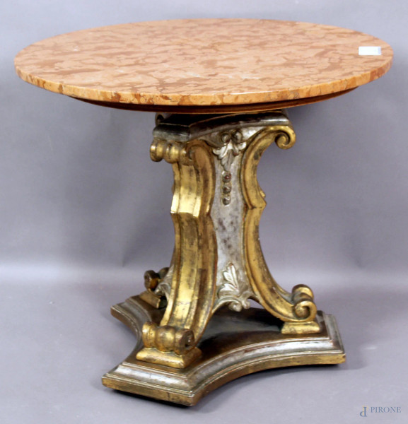 Basso tavolino in legno intagliato e dorato a mecca, piano in marmo, altezza 49 cm, diam. 56 cm.
