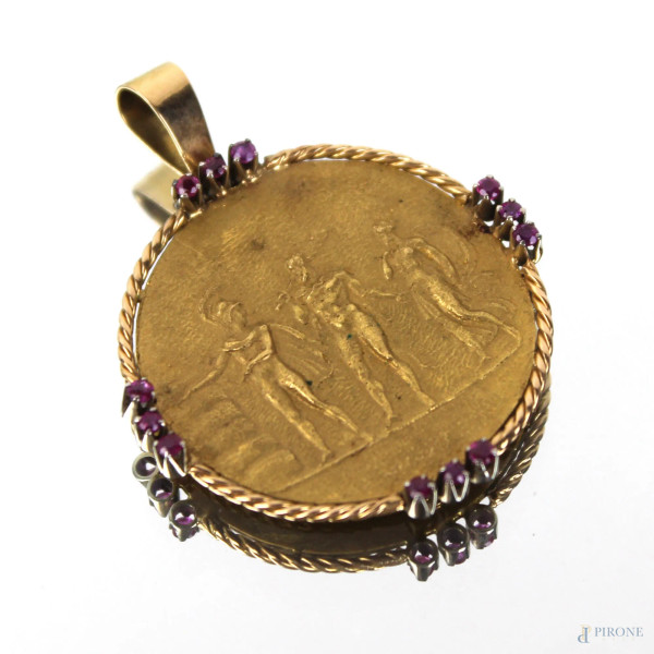 Ciondolo-medaglia in oro 18 kt raffigurante scena mitologica, gr. 11,9