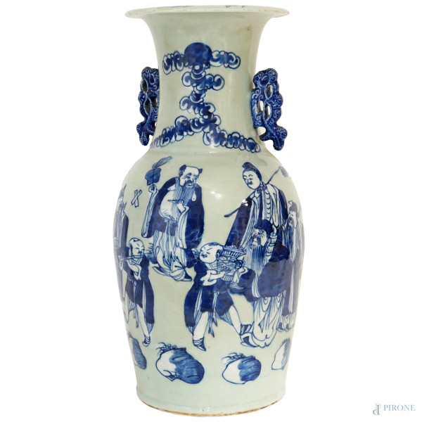 Vaso in porcellana bianca e blu, con corpo ad anfora, bocca svasata ed anse plastiche stilizzate, adornato da paesaggio con figure di corte, Cina, XX secolo, cm h 44, (difetti)