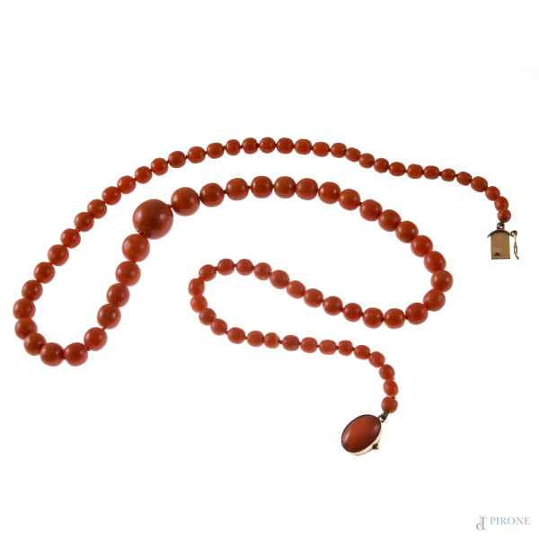Collana in corallo con chiusura in oro 18 kt, lunghezza cm 60, peso lordo gr 33