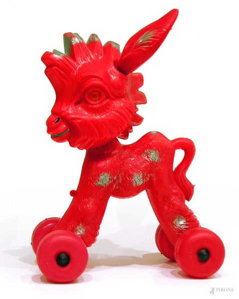 Raro giocattolo vintage in plastica rossa Moplen raffigurante cerbiatto su ruote, altezza cm 37.