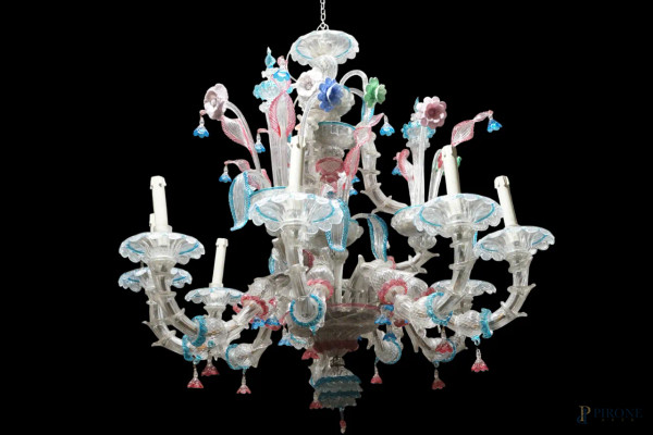 Lampadario in vetro di Murano in vari colori a nove luci, elementi decorativi a foggia di foglie e fiori, XX secolo, cm 95x95 circa