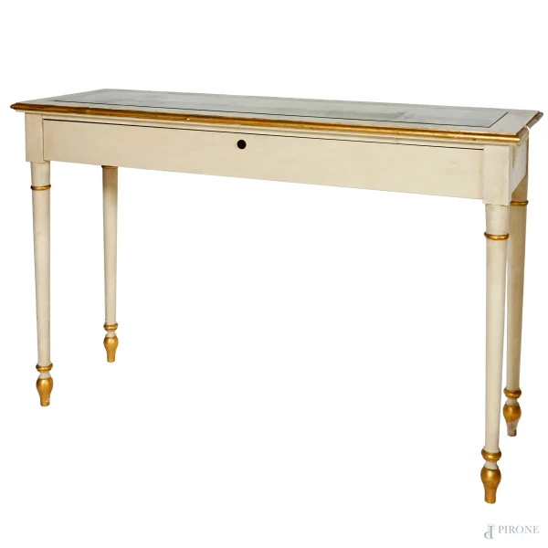 Consolle bacheca in legno laccato con rifiniture dorate, piano centrale in vetro, XX secolo, cm 101x150x50, (difetti)