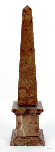 Obelisco in marmo, altezza cm. 37, XX secolo.