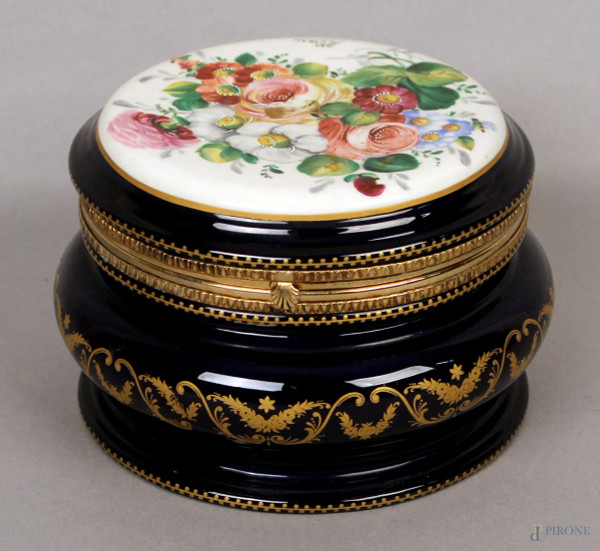 Portagioie in porcellana Sevres dipinta a motivo floreale, H 11 cm, diametro 16 cm.