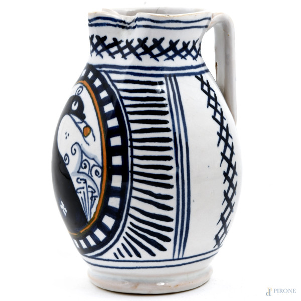 Versatoio in ceramica di Faenza nei toni del bianco, blu e giallo, XX secolo, altezza cm 17,5