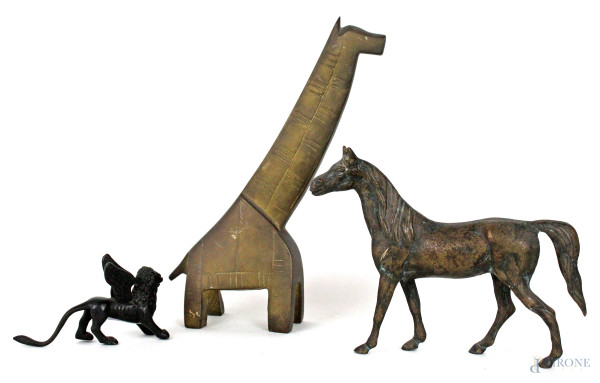 Lotto di tre sculture in bronzo raffiguranti animali, altezza max cm 27,5, XX secolo