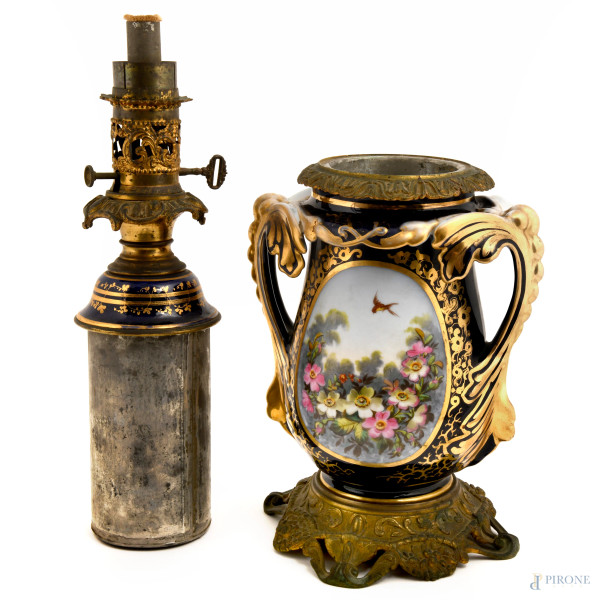 Lampada in porcellana dipinta nei toni del blu e dell'oro con decori floreali. Base e rifiniture ...