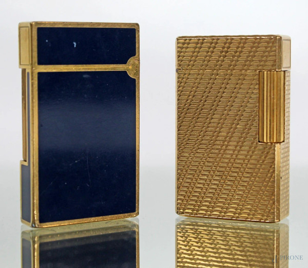 Lotto di due accendini Dupont, in metallo dorato e smaltato, misure max cm 6x4x1, (segni di usura)