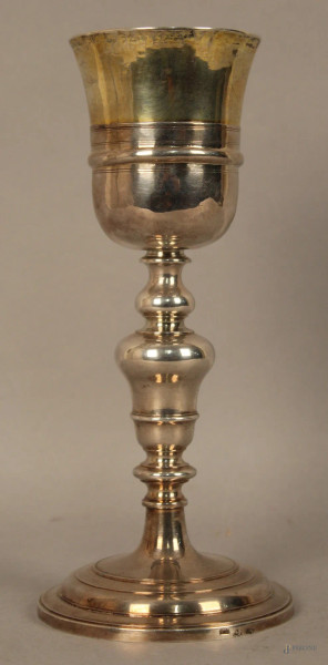 Calice eucaristico in argento, interno a vermeille, XVIII sec, altezza 23,5 cm, gr. 390.