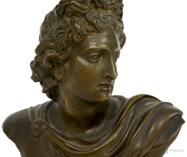 Piccolo busto in bronzo dell'Apollo del Belvedere, piedistallo in marmo, seconda metà del XIX sec...