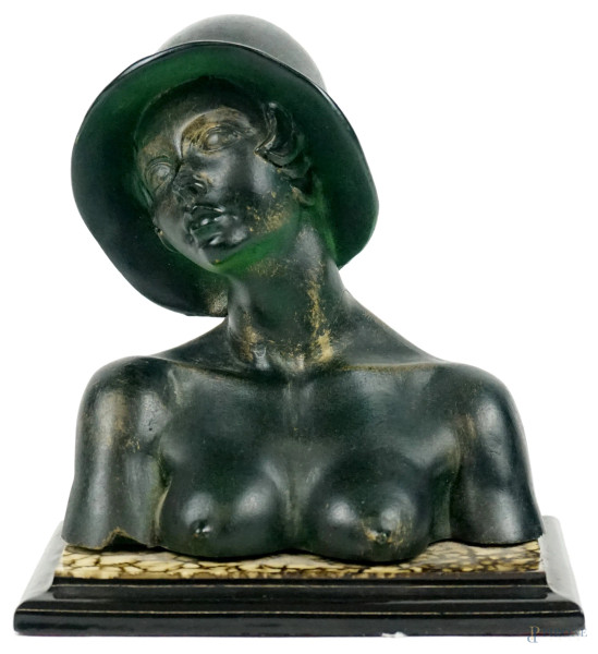 Donna con cappello, mezzobusto in resina, cm h 15, XX secolo, (difetti)