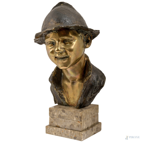 Giovanni De Martino (Napoli 1870 – 1935), busto di scugnizzo, bronzo dorato su base in marmo, altezza cm 43,5, (difetti)