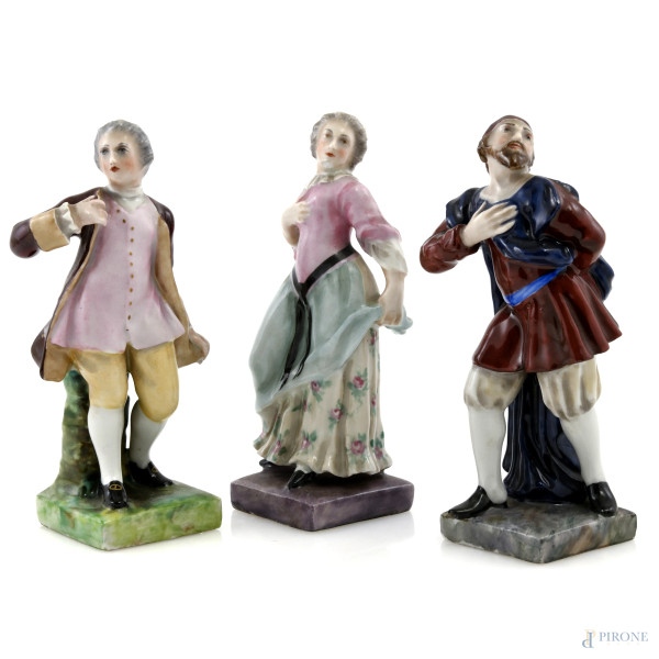 Lotto di tre sculturine in porcellana Capodimonte, raffiguranti teatranti, XIX-XX secolo, altezza cm 13, (segni di usura, sbeccature, difetti)