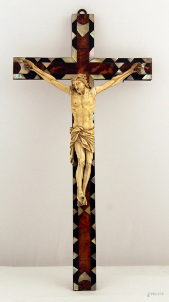 Cristo in avorio su croce in legno di teak e madreperla, inizi XIX sec.