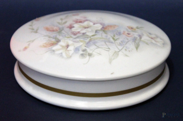 Centrotavola di linea tonda marcato, in porcellana a decoro di fiori, diametro 20 cm.